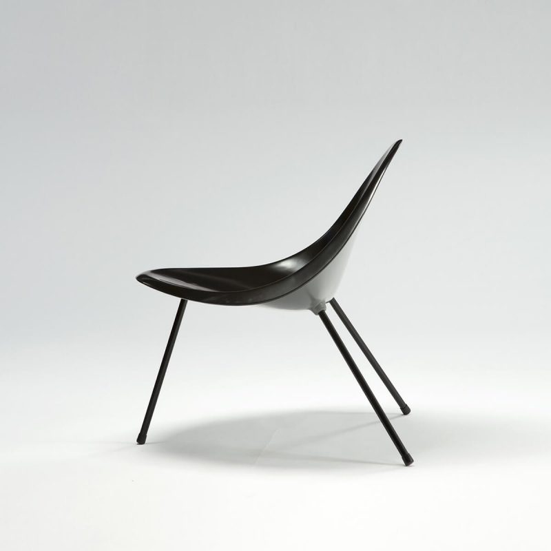 Molded aluminum tripod chair in black