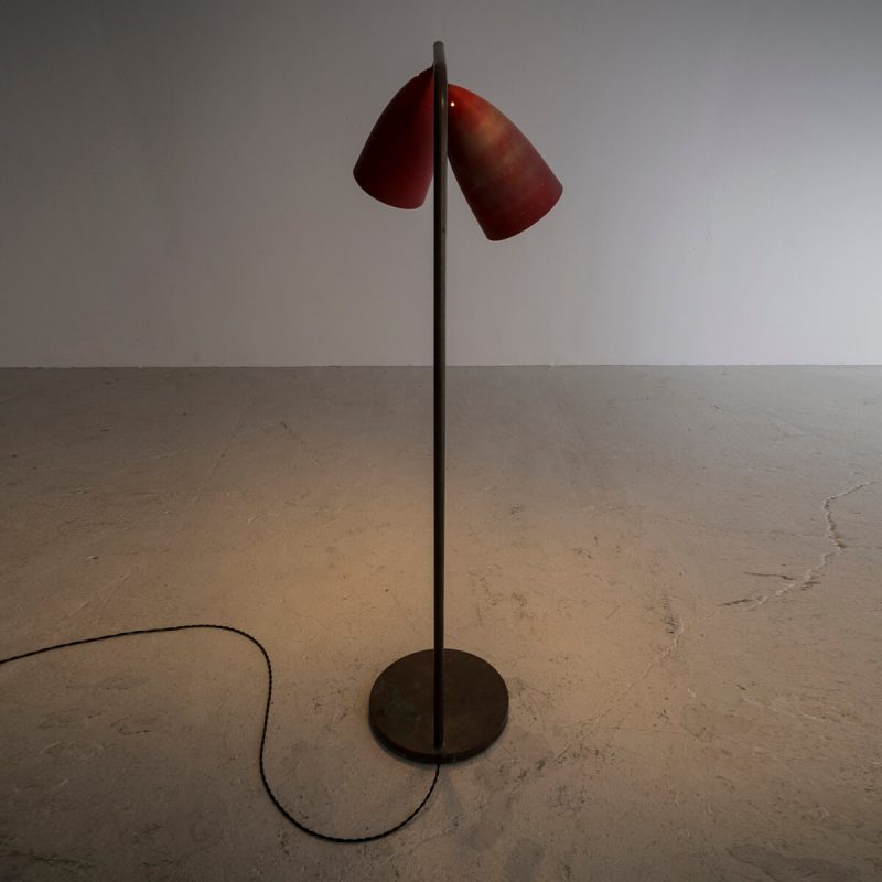 Floor lamp in enameled aluminum on a chrome-plated steel base with two cone-shaped shades.