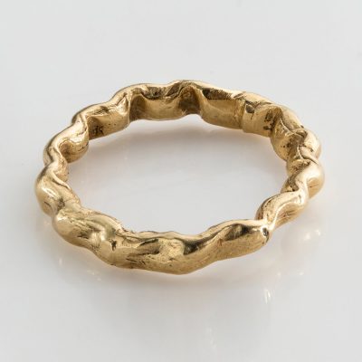 Baroque 8 ring in 18k gold.
